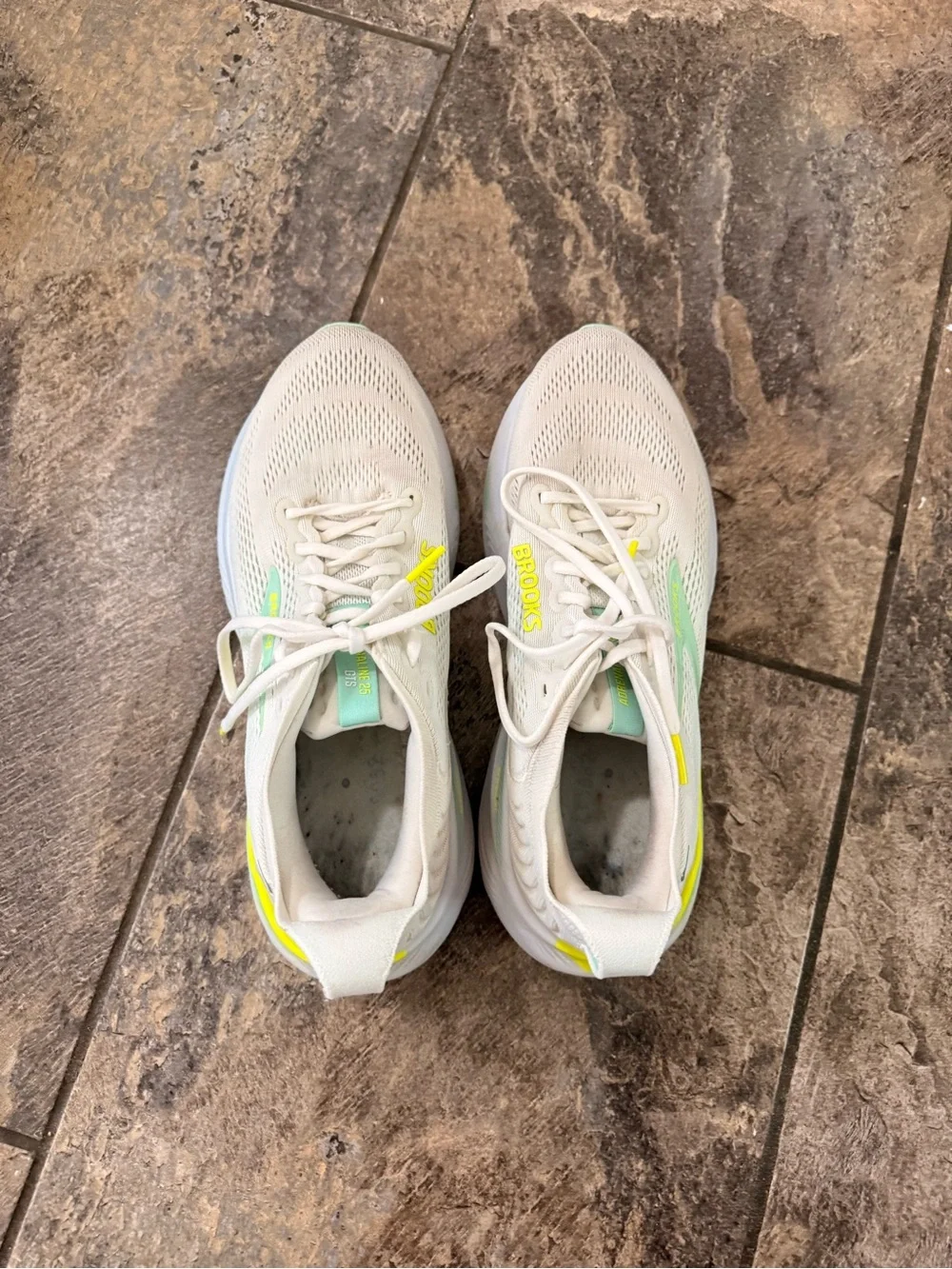 White Brooks Adrenaline GTS 25 Women’s size 10.5